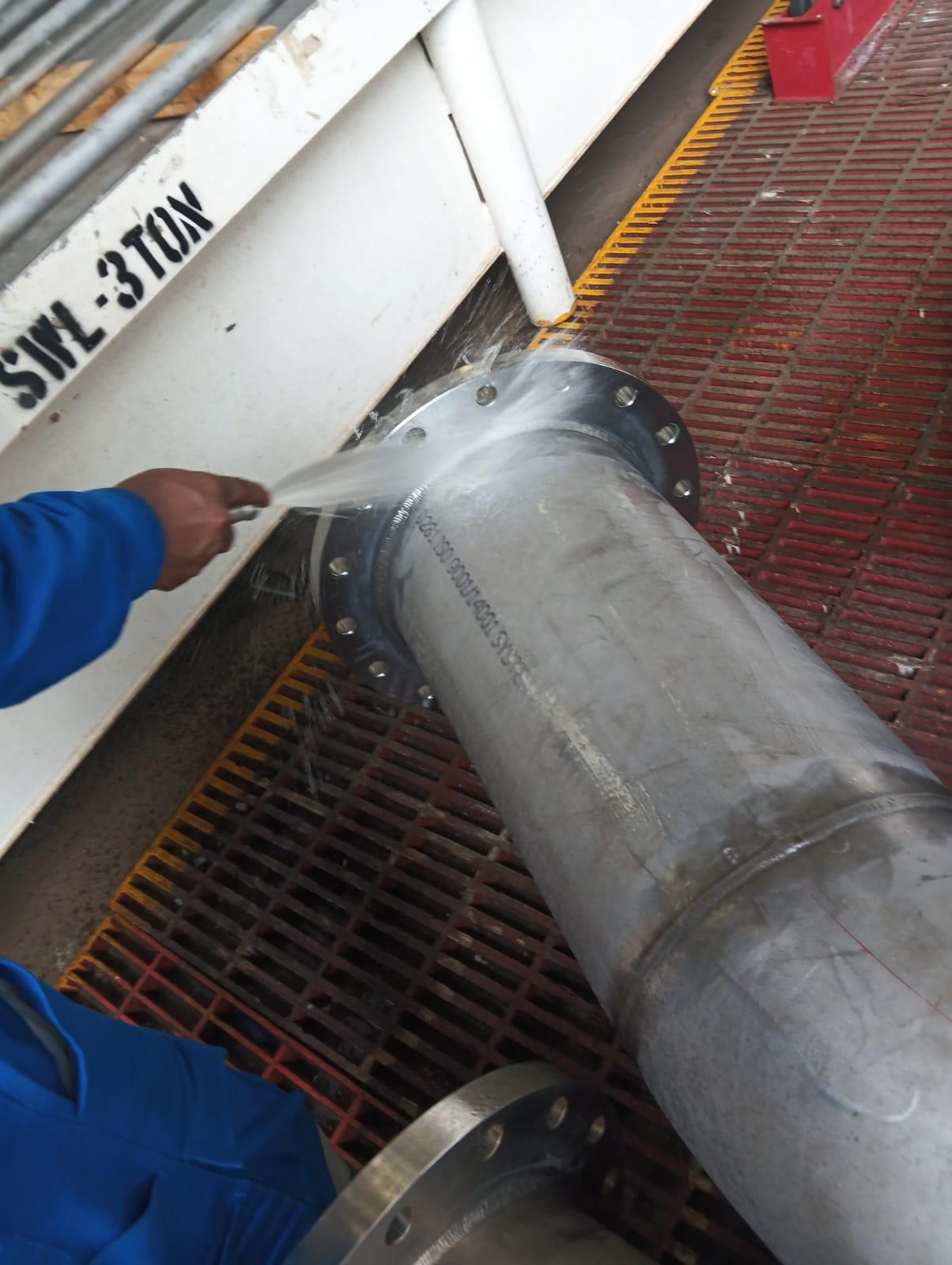 Pipeline weld bead cleaning, slag removal, and quality inspection