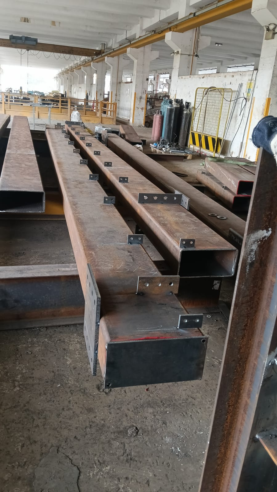 Hollow structural steel sections with multi-hole mounting cleats