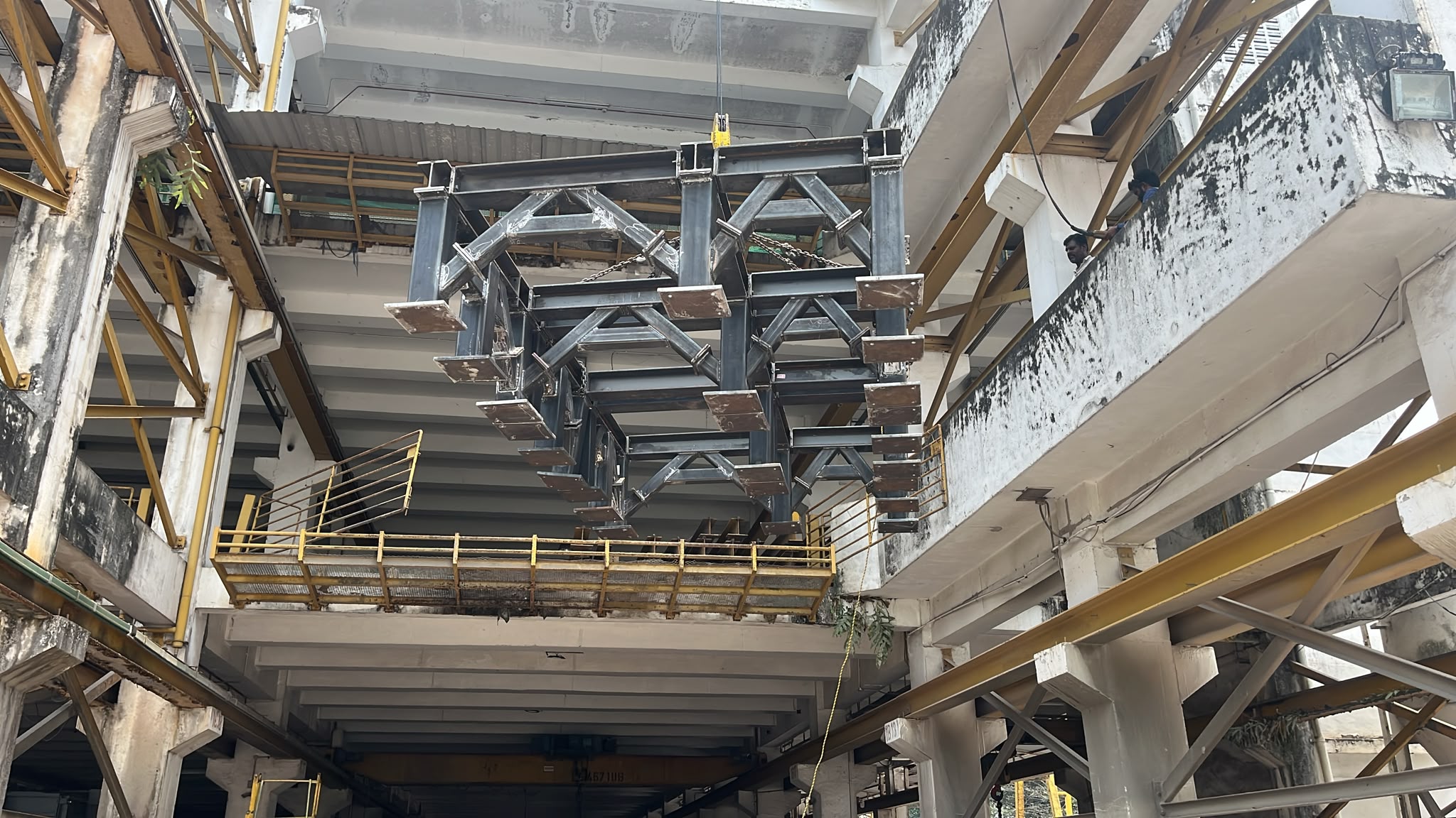 Crane rigging and hoisting of prefabricated structural steel modules