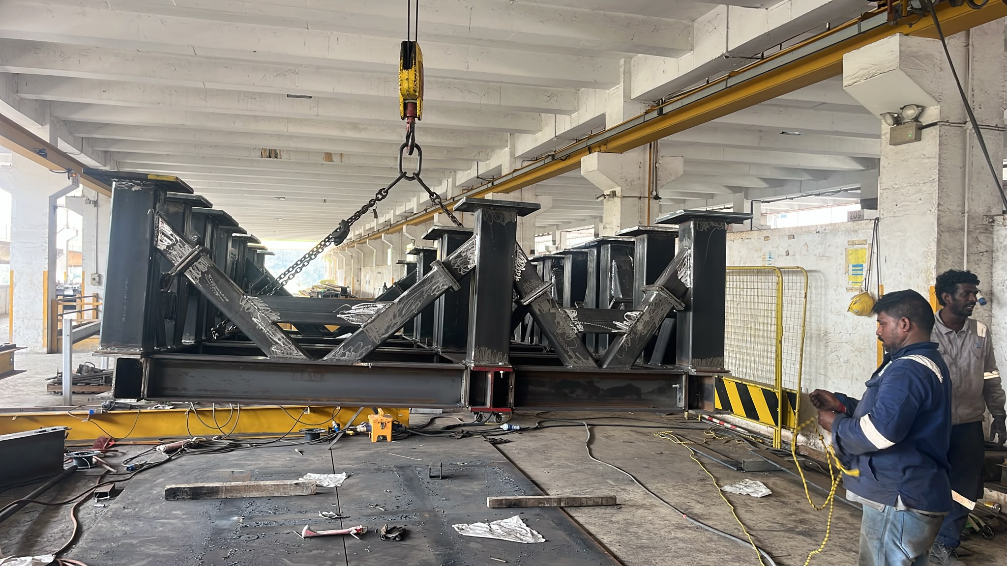Workshop layout and assembly of heavy structural trusses